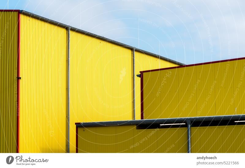 Fassaden von gelben Lagerhäusern mit blauem Himmel abstrakt Leichtmetall architektonisch Architektur Hintergrund Gebäude Business Sauberkeit Konstruktion