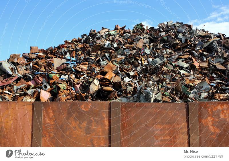 Schrottberg Schrottplatz Sortierung Recycling Metall Altmetall Teile u. Stücke Schrottteile Müllverwertung Rohstoff wiederverwerten Schrotthaufen schrottreif