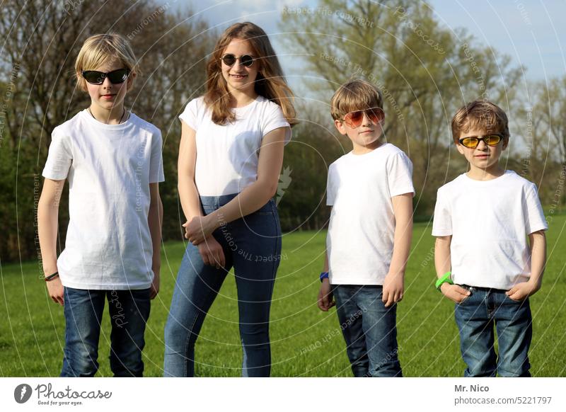 Gruppenfoto Sonnenbrille Freundschaft Zusammensein Freunde Geschwister Familie & Verwandtschaft Jeanshose weißes T-Shirt Jugend jugend von heute vier Sommerzeit