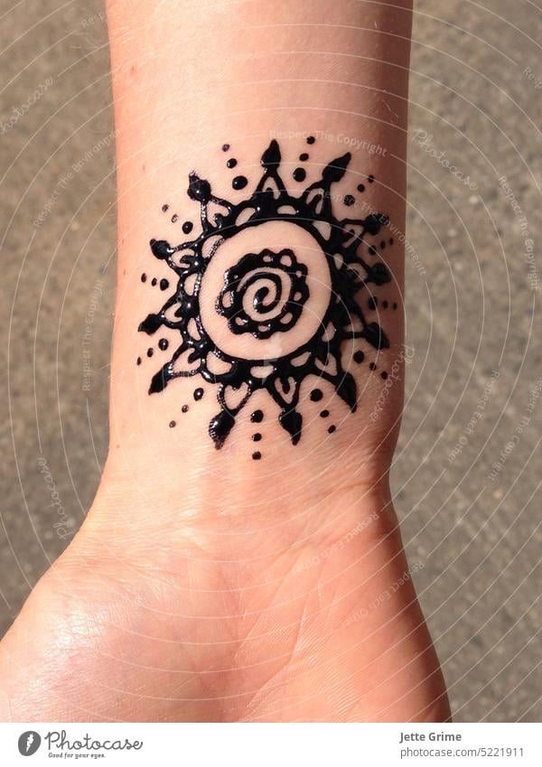 Henna Tattoo Motiv auf dem Arm Hennamalerei Blume Muster Hand Haut Mensch Farbe Natur naturfarben Tradition symbol Körperbemalung Pflanze