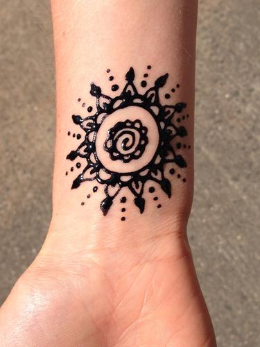 Henna Tattoo Motiv auf dem Arm Hennamalerei Blume Muster Hand Haut Mensch Farbe Natur naturfarben Tradition symbol Körperbemalung Pflanze