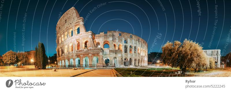 Rom, Italien. Kolosseum auch bekannt als flavisches Amphitheater am Abend oder in der Nacht. Erbe Italienisch Textfreiraum reisen Denkmal blau berühmt Sommer