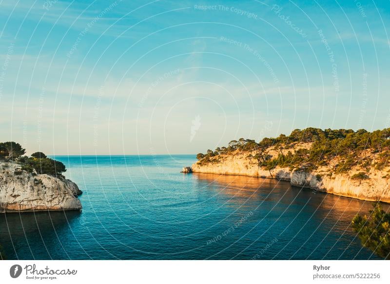 Calanques, Côte de Azur, Frankreich. Schöne Natur der Calanques an der azurblauen Küste Frankreichs. Calanques - eine tiefe Bucht, umgeben von hohen Klippen. Landschaft im Licht des Sonnenaufgangs an einem sonnigen Sommermorgen