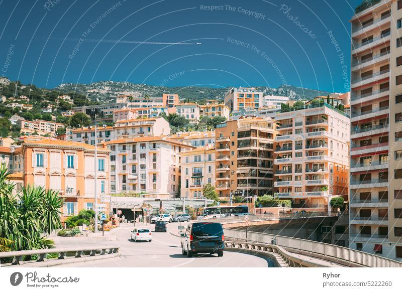Monte-Carlo, Monaco. Verkehr auf den Straßen von Monaco, Monte Carlo Fluggerät Architektur Auto Automobil Avia Luftverkehr blau Gebäude PKW carlo Großstadt