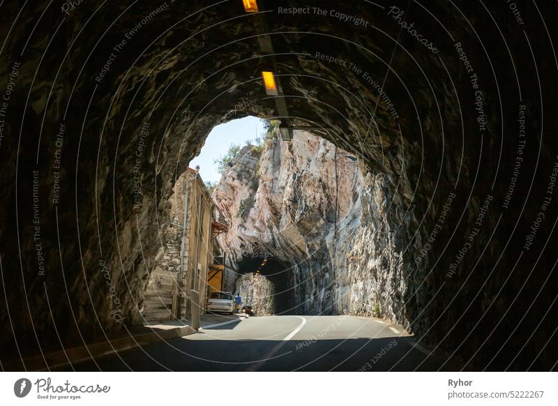 Straßentunnel durch Felsen. Monte Carlo PKW Laufwerk Europa Frankreich Fernstraße Autobahn Monaco im Freien Szene Sommer Tourismus Stadt Verkehr Transport