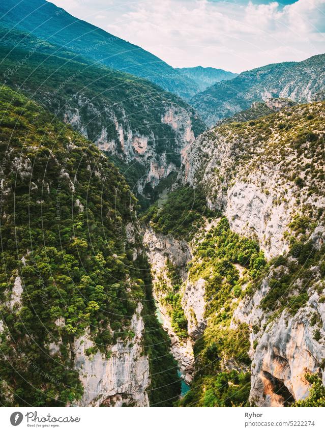 Schöne Berglandschaft der Gorges Du Verdon in Südostfrankreich. alpen schön blau Blauer Himmel Schlucht Europa berühmt Frankreich Schluchten herrschaftlich