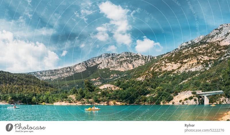 Menschen schwimmen auf Katamaranen auf dem St. Croix See in den Gorges Du Verdon in Südostfrankreich. Provence-Alpes-Cote DAzur Anziehungskraft schön blau du