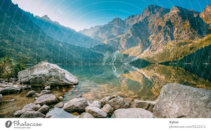 Tatra-Nationalpark, Polen. Kleine Berge See Zabie Oko oder Ma e Morskie Oko im Sommer Morgen. Fünf-Seen-Tal. Schöne landschaftliche Aussicht. Europäische Natur