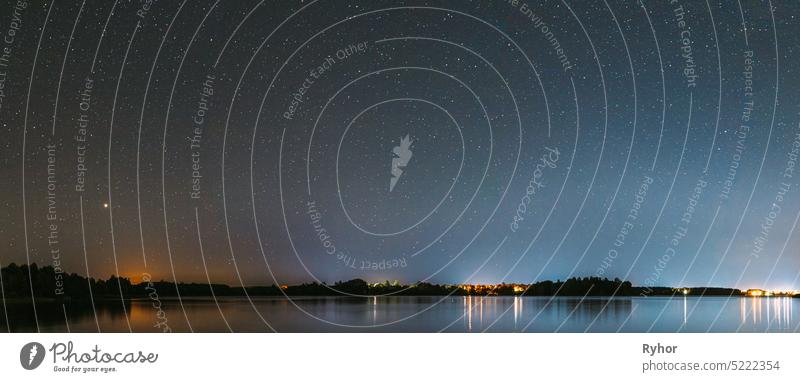 Nacht Sterne über See. Natürlicher Sternenhimmel Hintergrund Kulisse Landschaft Glühende Sterne sternenklar Astronomie schön blau Cloud Farbe Textfreiraum