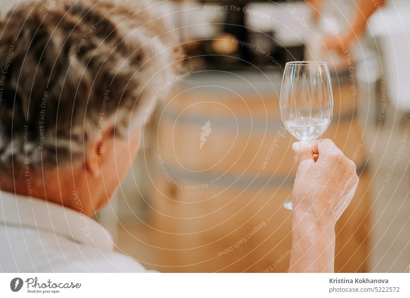 Reifer Mann trinkt Weißwein im Glas, Verkostung von Weingut Produktion im Laden Fabrik Alkohol trinken rot Glück jung Hintergrund Getränk Feier Party Restaurant