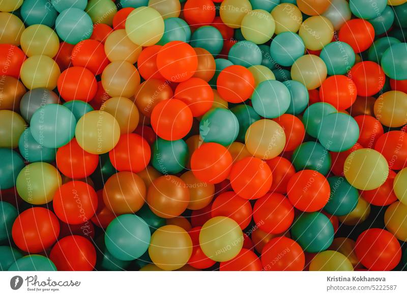 Mehrfarbige Plastikbälle in einer Kinderattraktion. Lustiger Pool, Ansicht von oben. aktiv Anziehungskraft Hintergrund Ball Geburtstag blau hell Postkarte Feier