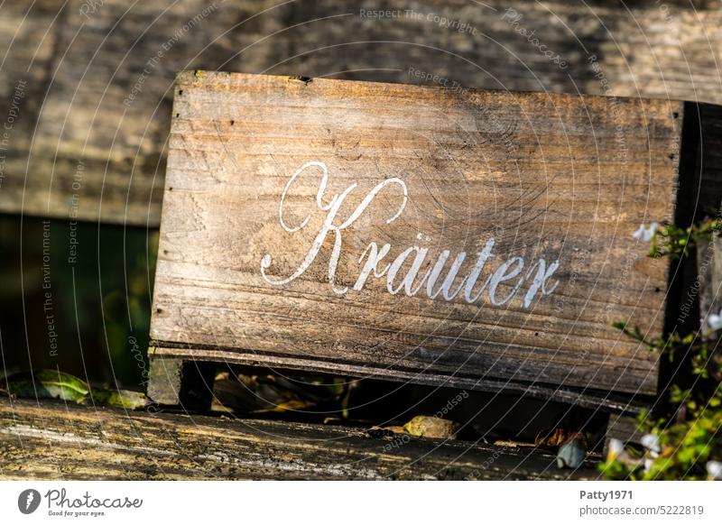 Verwittertes Holzkästchen mit der Aufschrift Kräuter Holzkiste verwittert Garten Außenaufnahme Kräuter & Gewürze Nahaufnahme draußen