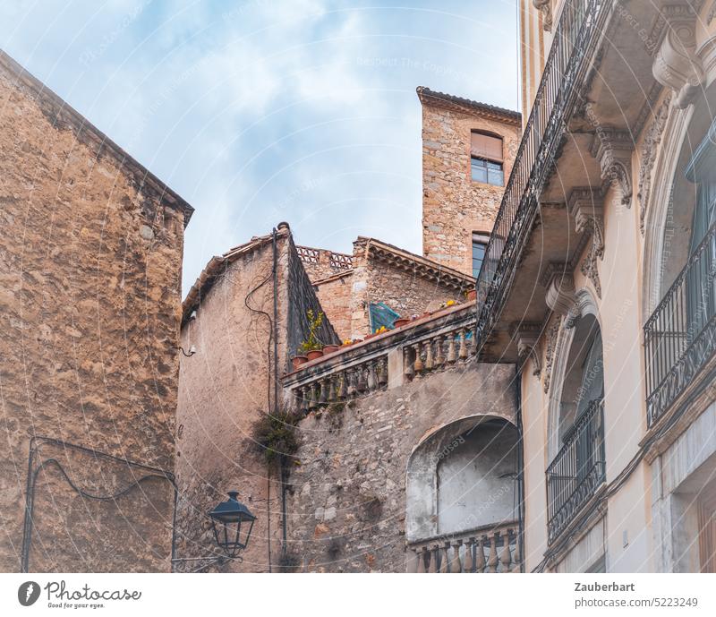 Steinhäuser, Balkone und Fassaden in braun, historisches Stadtbild in Katalonien Steinhaus Stadbild Spanien alt museal schön verwinkelt Winkel Gassen Gebäude