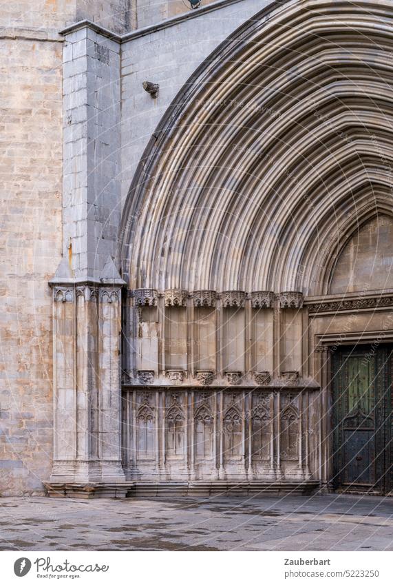 Gotisches Kirchenportal in Katalonien, kühne Bögen und dunkelgrüne Tür, goldene Steine Portal Gotik gotisch katalanisch Glaube katholisch Eingang Ausgang