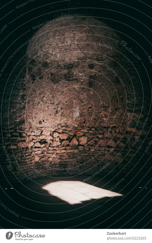 Gewölbe in einer antiken römischen Villa, Lichteinfall durch Fenster, geheimnisvolle Atmosphäre und Rätsel der Vergangenheit Stein Sonne Rom Geheimnis
