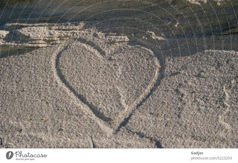 Relief in der Form eines Herzens in den Sand gezeichnet gemalt Düne Liebe Romantik Verliebtheit Gefühle herzlich herzförmig Liebeserklärung Liebesbekundung