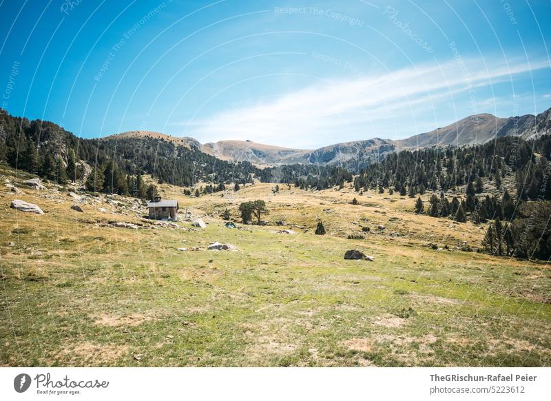 Alphütte in Weide vor Bergen Alpen Andorra wandern entdecken Berge u. Gebirge Hügel Landschaft Natur Farbfoto Sommer Menschenleer Tourismus Schönes Wetter