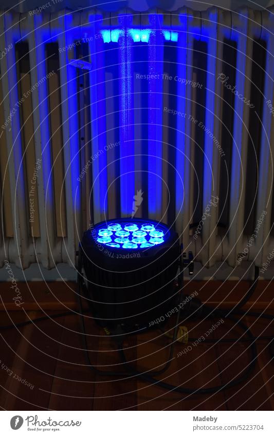 Blaues Licht bei einer Vernissage und Kunstausstellung im Schacht XII des Unesco Welterbe Zeche Zollverein am 01.11.2021 im Stadtteil Stoppenberg in Essen im Ruhrgebiet