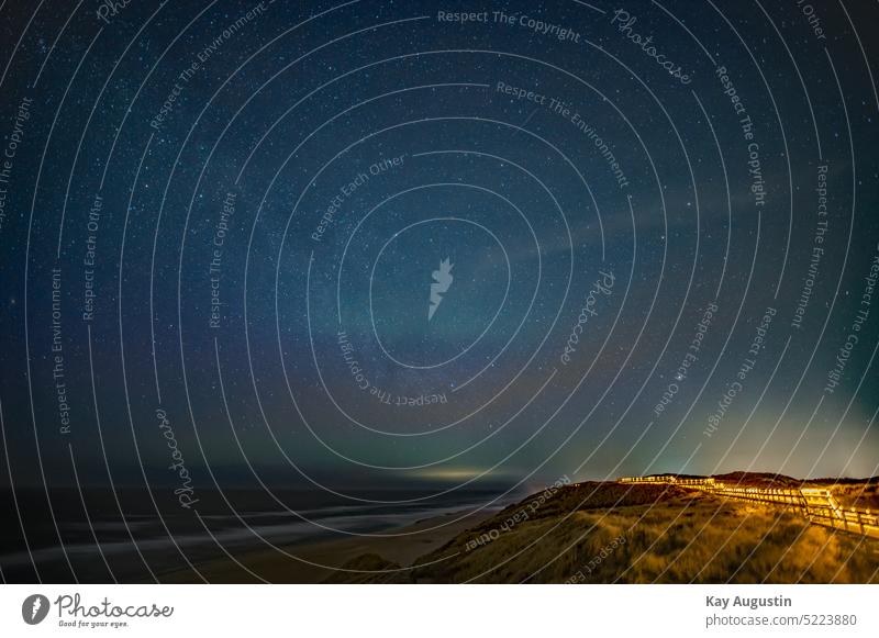 Sternenhimmel mit Polarlichter im Norden Natur Landschaft Himmel Außenaufnahme Dünen Holzbohlenweg Nacht kalt Astronomie nördlich Licht Nordsee Nordseeküste
