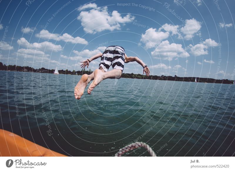und los! maskulin Junger Mann Jugendliche 1 Mensch 18-30 Jahre Erwachsene Umwelt Natur Schönes Wetter See springen Freude Sport Farbfoto Außenaufnahme Tag Licht