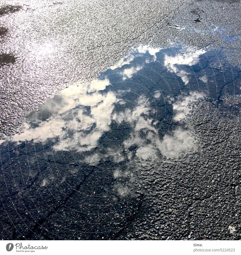 Wolken im Asphalt Pfütze glänzen Aspahlt nass Natur glitzern Wasser dunkel Reflexion & Spiegelung Licht Kontrast Oberfläche Wasseroberfläche abstrakt