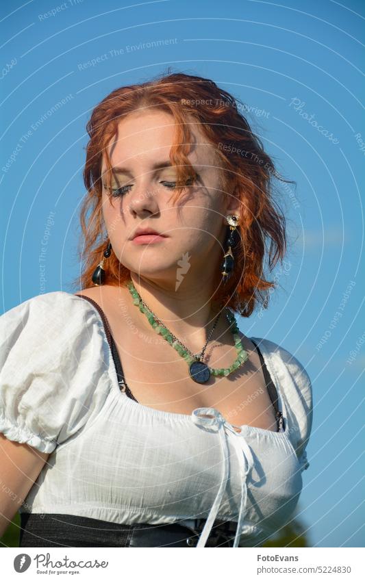 Junge schöne Frau mit blauem Himmel Landschaft Europäer charmant ernst feminin Gesichtsausdruck Kaukasier Kleidung grün menschlich weiß Kosmetik Porträt