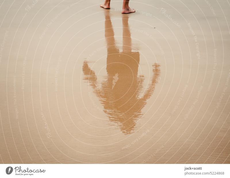 Senior am Strand zeigt Haltung Mann Reflexion & Spiegelung Ferien & Urlaub & Reisen Sand Erholung Mensch Wasseroberfläche Wasserspiegelung Windstille