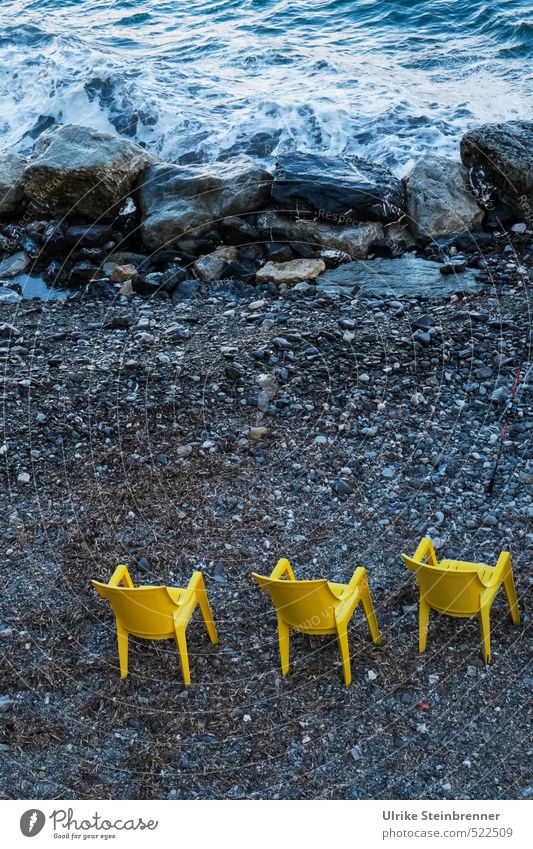 Trio giallo Stil Angeln Stuhl Natur Landschaft Erde Wasser Herbst schlechtes Wetter Felsen Wellen Küste Meer Mittelmeer Kunststoff beobachten stehen warten