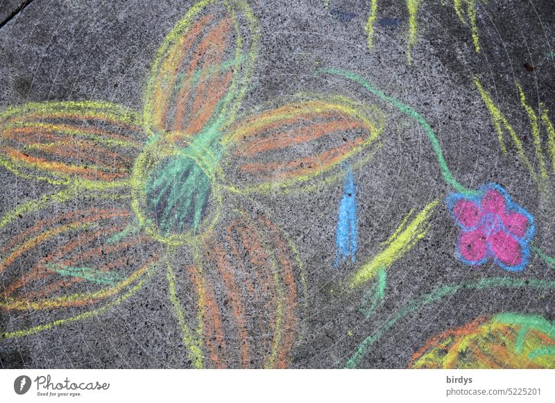 Bunte Blumen mit Straßenmalkreide gemalt Kreidezeichnung Strassenmalerei Kindheit Kreativität malen mehrfarbig Kinderspiel Straßenkreide Kinderzeichnung Asphalt