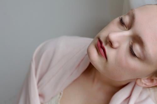 Tagträumen | Portrait einer jungen Frau mit geschlossenen Augen, veträumt zurückgelehnt. Junge Frau feminin Porträt verträumt in gedanken verloren sein Gefühle