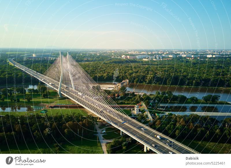 Große Schrägseilbrücke über einen Fluss mit Autoverkehr, Luftaufnahme Brücke Autobahn Verkehr Großstadt Konstruktion Transport Polen Infrastruktur PKW Odra