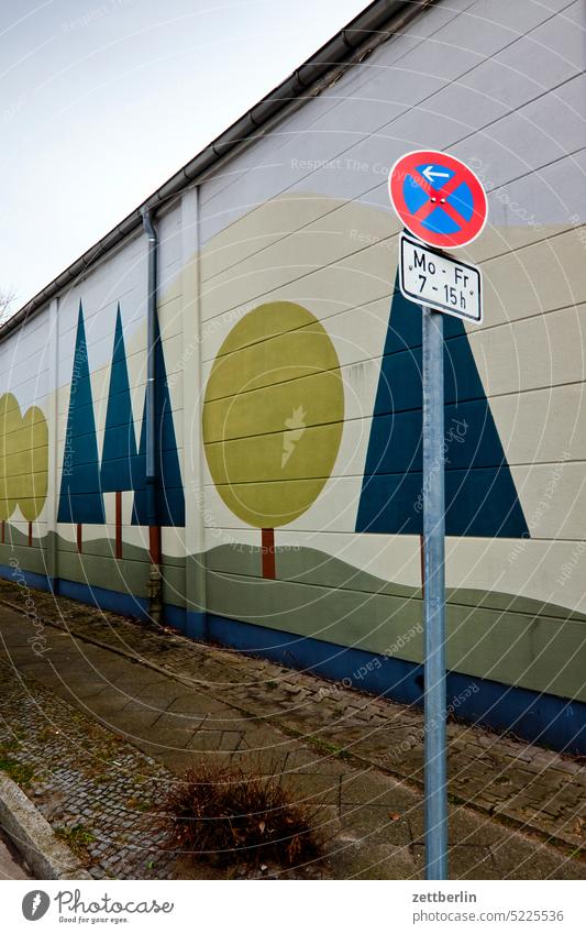 Wandbild mit Bäumen + Verkehrsschild architektur berlin büro city deutschland dämmerung fassade gebäude hauptstadt haus innenstadt kiez leben mitte modern