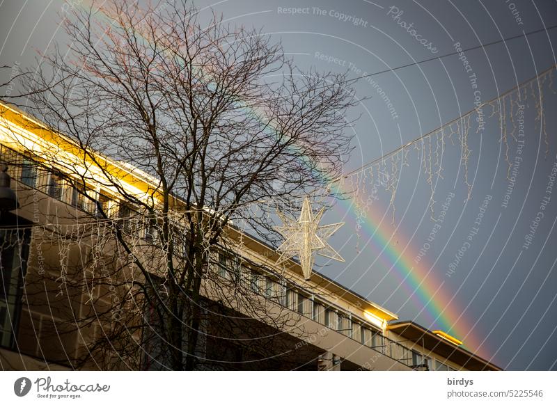 Regenbogen über Weihnachtsbeleuchtung in der Stadt regenbogen Weihnachtsbeläuchtung Weihnachten Gewitterstimmung urban Dekoration Wetterphänomen