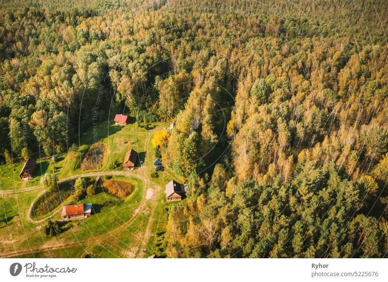Weißrussland, Berezinsky Biosphärenreservat. Vogelperspektive von Nivki Tourist Complex im Herbst sonnigen Tag. Panorama Europa weißrussland Tourismus reisen