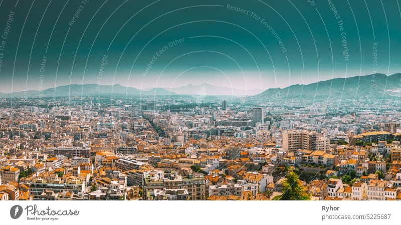 Stadtpanorama, Luftaufnahme, Stadtbild von Marseille, Frankreich. Sonniger Sommertag mit strahlend blauem Himmel Antenne Architektur schön Gebäude Großstadt