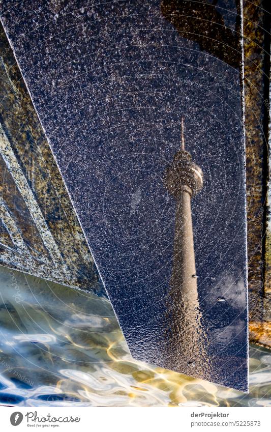 Ein Spiegelbild des Fernsehturms auf nassen Steinen Luftaufnahme Menschenleer Textfreiraum Mitte Strukturen & Formen Textfreiraum oben Muster abstrakt Kontrast