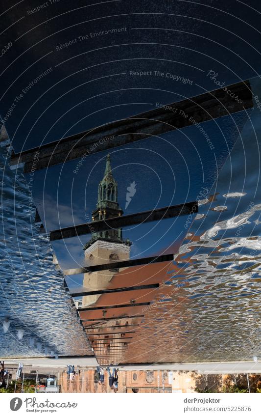 Ein Spiegelbild der St. Marienkirche auf nassen Steinen Luftaufnahme Menschenleer Textfreiraum Mitte Strukturen & Formen Textfreiraum oben Muster abstrakt