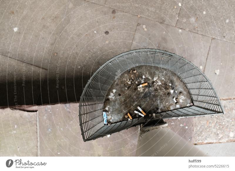 alte Kippen im Mülleimer Zigarettenstummel kippe kippen ausdrücken dreckig Gesundheitsrisiko Nikotingeruch Laster Abfall Abfalleimer abfallbehälter Müllbehälter