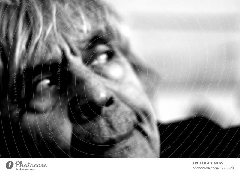 Selfie Alter Mann im Spiel mit bösen Geistern und Dämonen, Gesicht, nah alter Mann Selbstportrait Aktion Augen Blick Zorn Abwehr Kampf Kontrolle Senior Emotion