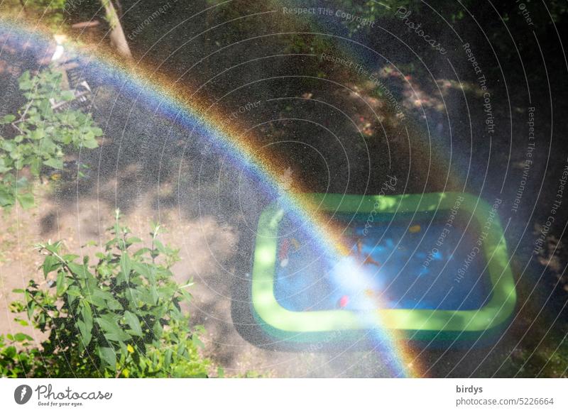 Regenbogen über einem Planschbecken im Garten Badespaß Kindheit Sommer Wasser Erfrischung Schwimmen & Baden garten Vogelperspektive Schwimmbad Wassermangel