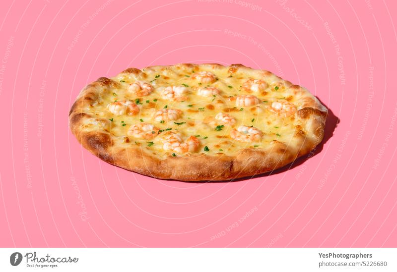 Shrimps-Pizza minimalistisch auf einem rosa Hintergrund. Hausgemachte Meeresfrüchte-Pizza oben gebacken hell Käse abschließen Farbe gekocht Textfreiraum Kruste