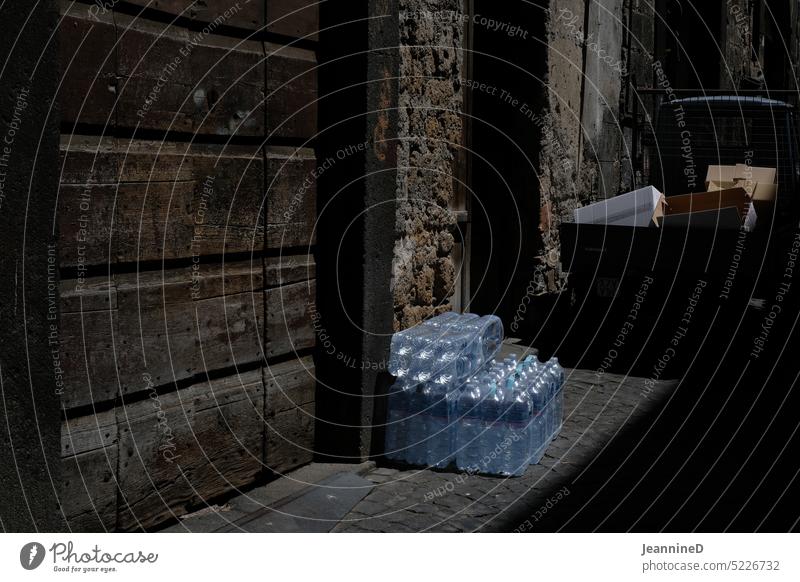 Wasser in Petflaschen vor alter Mauer PET Flasche Mineralwasser Erfrischung Gasse Altstadt Wasserflasche Durst Getränk liefern Lieferung deponieren Gesundheit