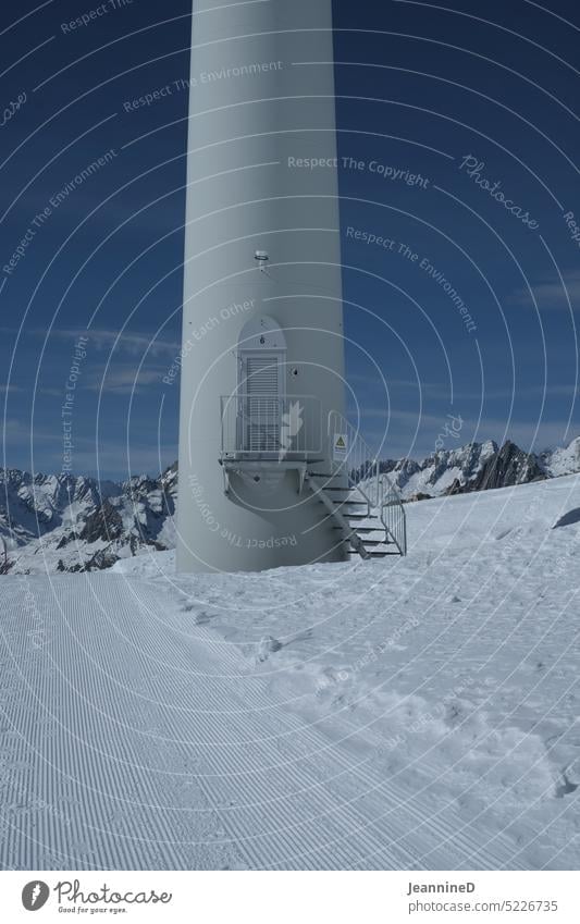Schneelandschaft mit Windrad Turm Tür Umweltschutz Zukunft Energiewirtschaft Klimawandel Technik & Technologie Winter Berge u. Gebirge Energiekrise Elektrizität