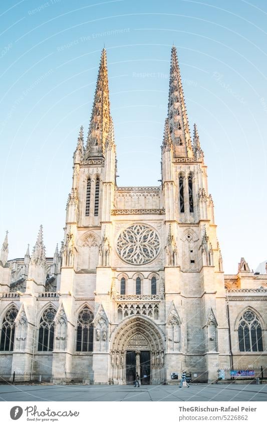 Katedrale Saint André in der Abenddämmerung bordeaux Frankreich touristisch städtetrip Gebäude Tourismus Europa reisen historisch Französisch blau Stimmung