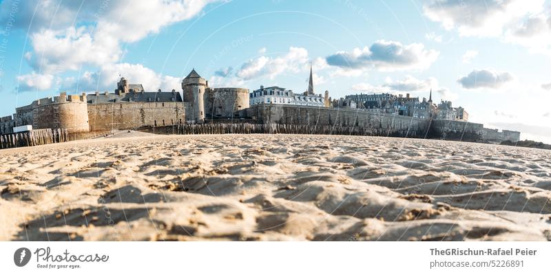 Sandstrand mit Häuser im Hintergrund bei schönem Wetter Mauer Stadt Frankreich reisen Tourismus Bretagne Ferien & Urlaub & Reisen Landschaft Außenaufnahme