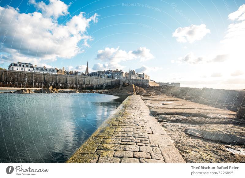 Steine und Wasser mit Stadt im Hintergrund Mauer Frankreich reisen Tourismus Bretagne Ferien & Urlaub & Reisen Landschaft Außenaufnahme Himmel Menschenleer