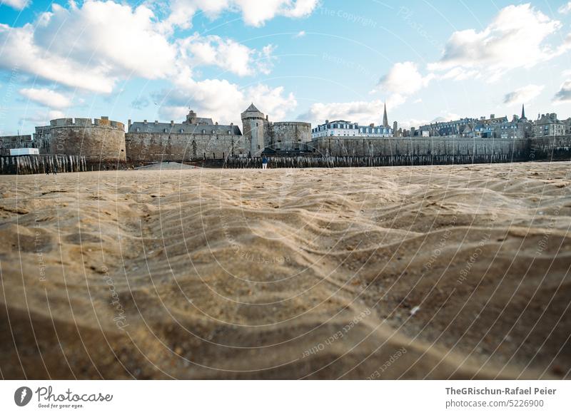 Sandstrand mit Häuser im Hintergrund bei schönem Wetter Mauer Stadt Frankreich reisen Tourismus Bretagne Ferien & Urlaub & Reisen Landschaft Außenaufnahme