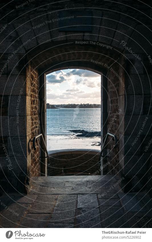 Tür durch mauer mit Sicht auf das Meer Mauer Stadt Frankreich reisen Tourismus Bretagne Ferien & Urlaub & Reisen Landschaft Außenaufnahme Saint-Malo Wahrzeichen