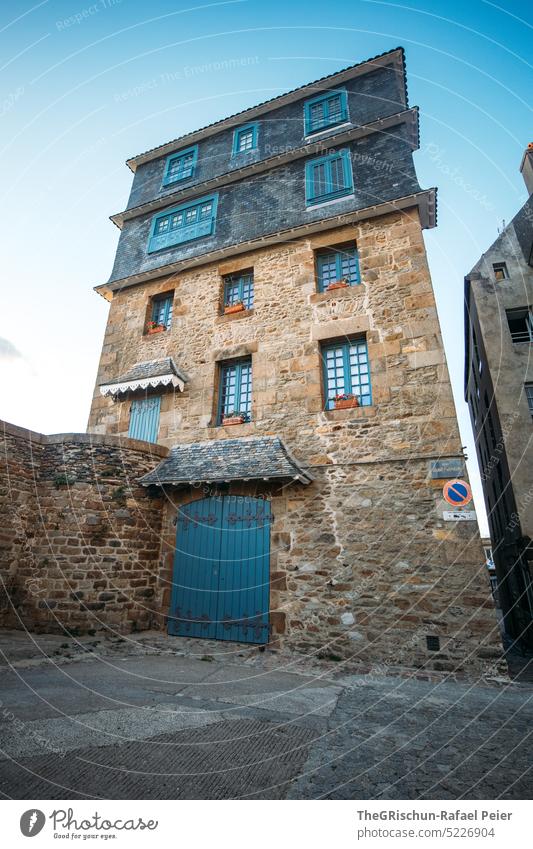 Altes gut erhaltenes Haus gemauert Mauer Stadt Frankreich reisen Tourismus Bretagne Ferien & Urlaub & Reisen Landschaft Außenaufnahme Himmel Saint-Malo Wolken