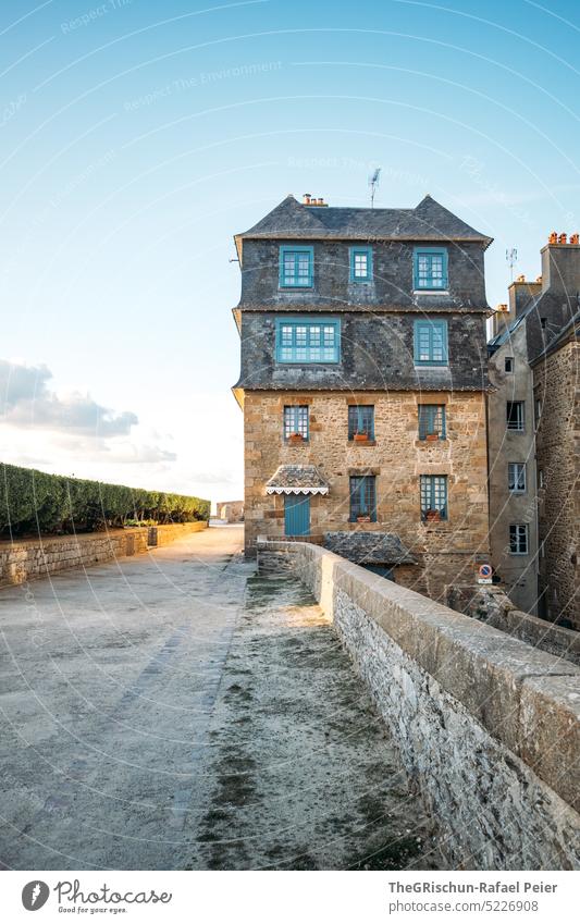 Haus mit Mauer und Hecke Stadt Frankreich reisen Tourismus Bretagne Ferien & Urlaub & Reisen Landschaft Außenaufnahme Himmel Saint-Malo Wolken Wahrzeichen